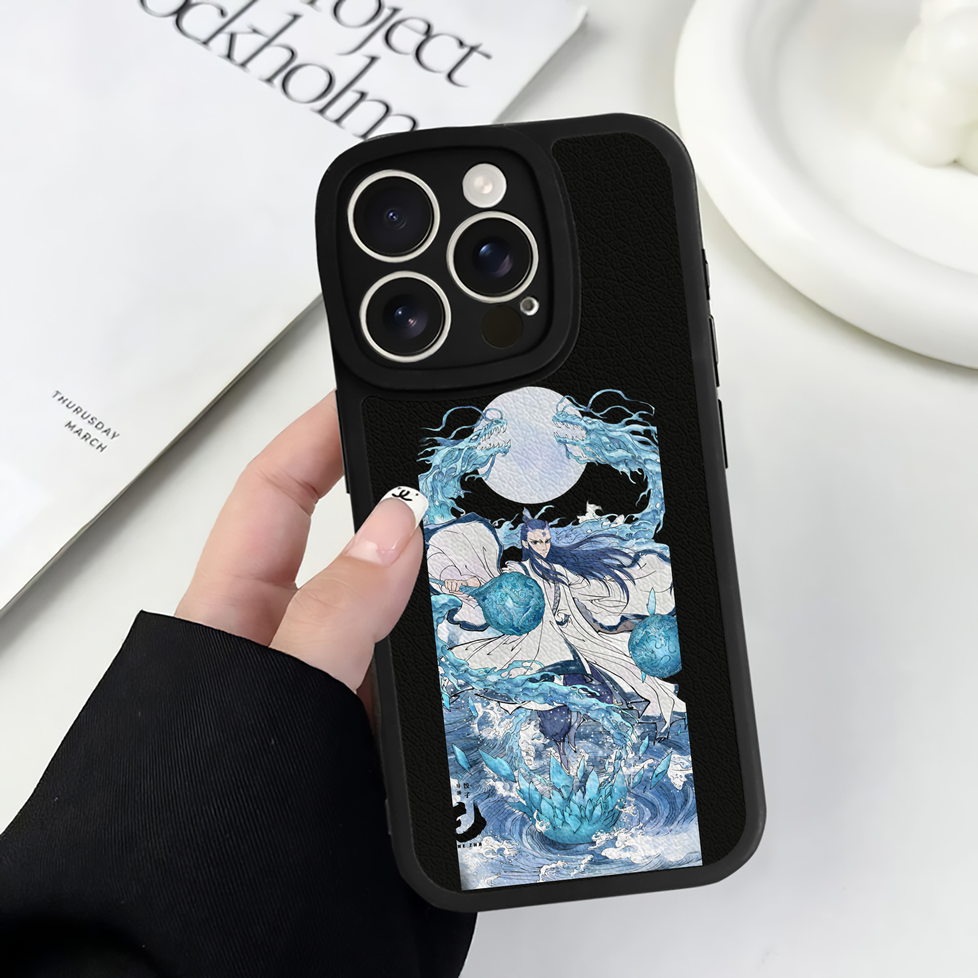 （画像用） Ne Zha 2 ナタ 魔童の大暴れ 【iPhone 16シリーズ対応】シリコンスマホケース（レザー調） 材質：シリコン